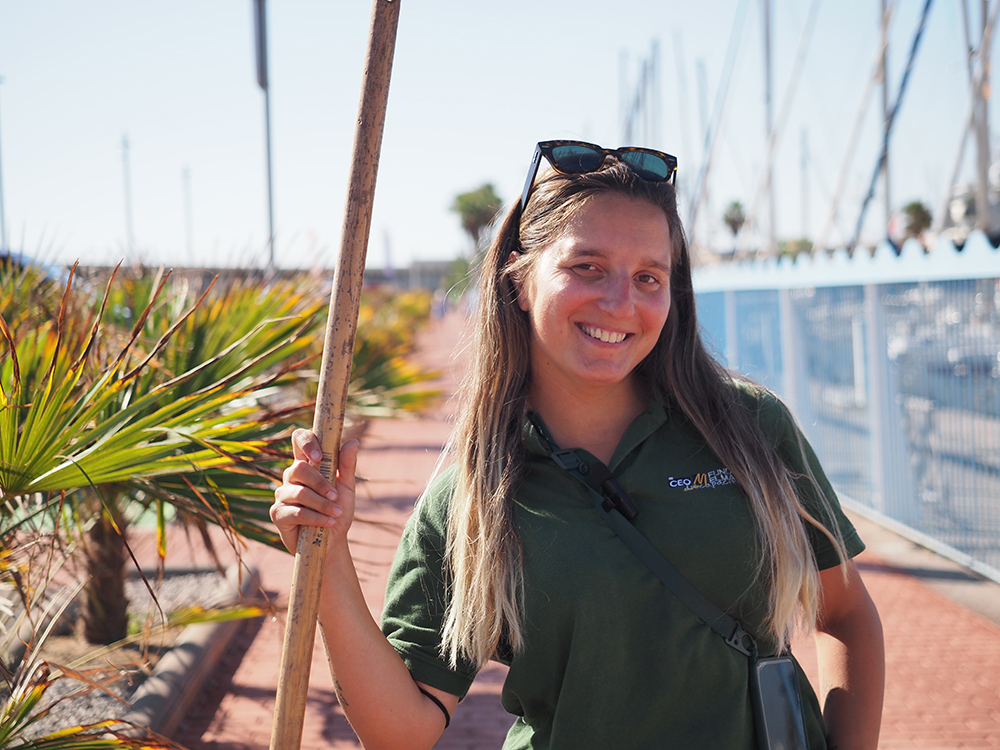 erika, persona treballadora del servei de jardineria del ceo del maresme